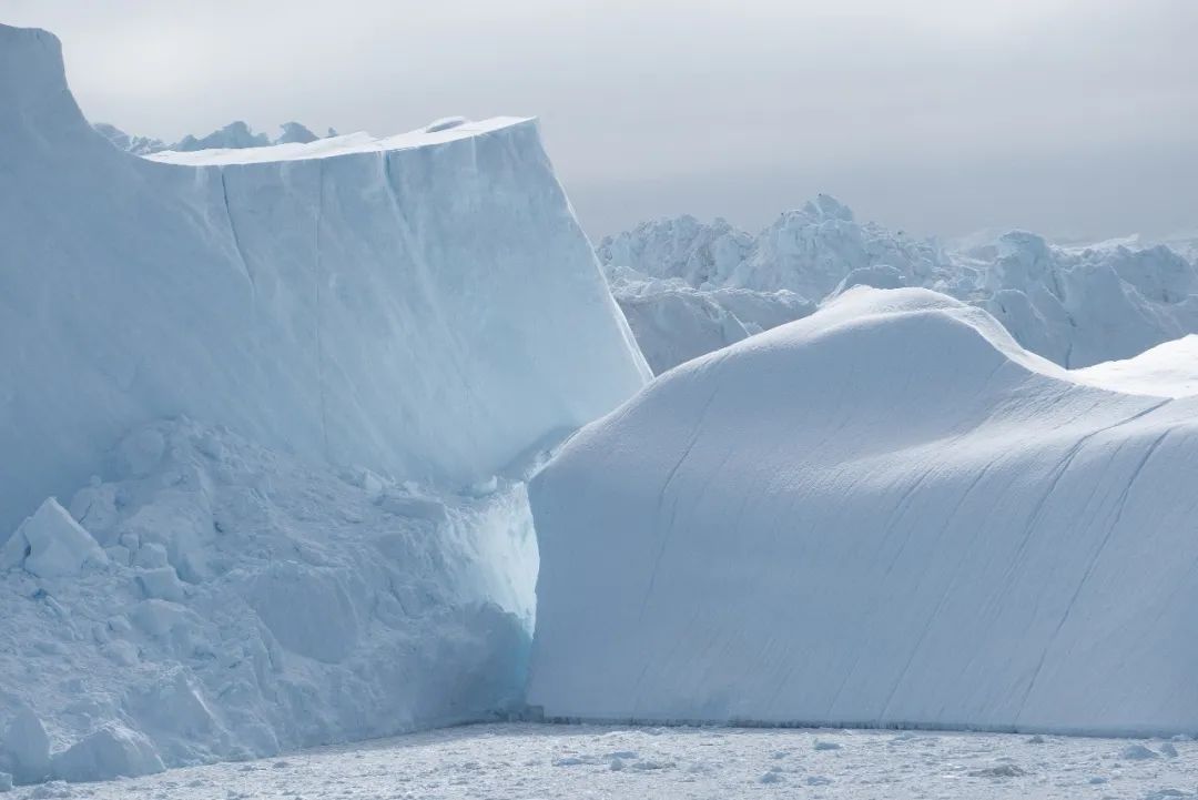 世界最大冰山每月150公里移动，面积相当于两个深圳市