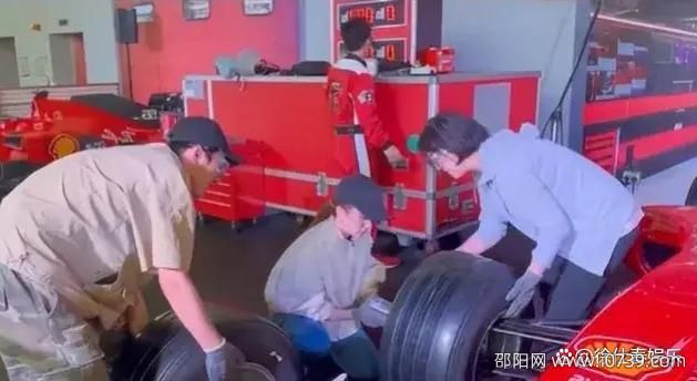 刘亦菲体验给F1赛车换轮胎只需8秒 网友:姐姐太酷啦