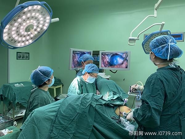 手术步骤详解：切取乙状结肠段进行移植和阴道造口手术