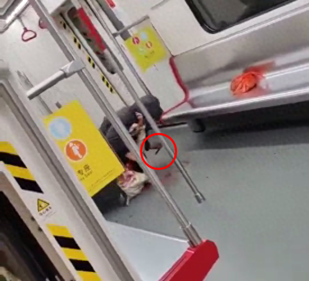 地铁9号线发生持刀伤人事件，广州警方回应：惊恐中的爸爸与小孩呼救！