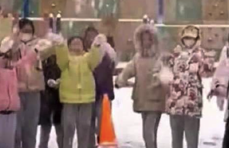 意外的欢乐时刻：体育老师在课间时间带领学生打雪仗