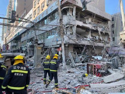 空中俯瞰：沈阳爆炸事故现场 建筑物破碎玻璃铺地紧急救援！