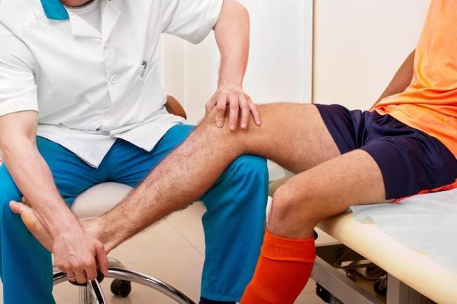 探讨腿部活动对疼痛的影响：腿再开大一点就不痛了 正常吗？