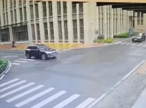 老人逆行摔倒SUV被判次责+交警：无碰撞不代表无责任