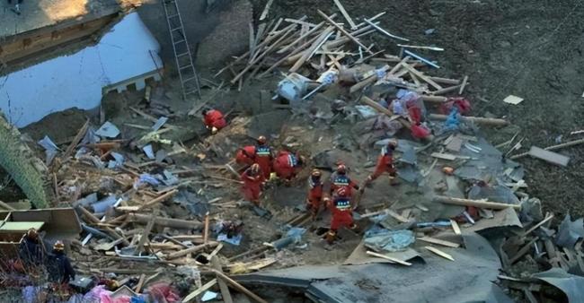 青海地震现场淤泥滑坡，村民伸援手救埋人